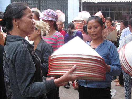 Cảnh người mua bán tấp lập nón tại góc phía đông chợ