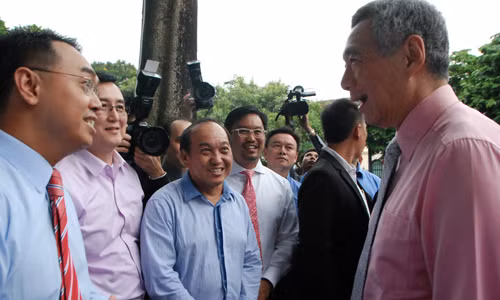 Thủ tướng Singapore Lý Hiển Long chuyện trò với nhiều người dân