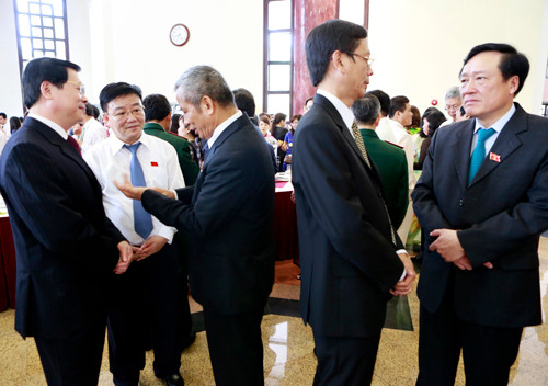 Các đại biểu trao đổi bên hành lang Quốc hội. Ảnh: Hồng Vĩnh