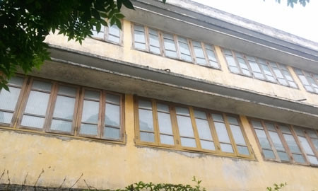 Toàn bộ kính trắng ở các phòng học phía sau trường đã được thay bằng kính màu