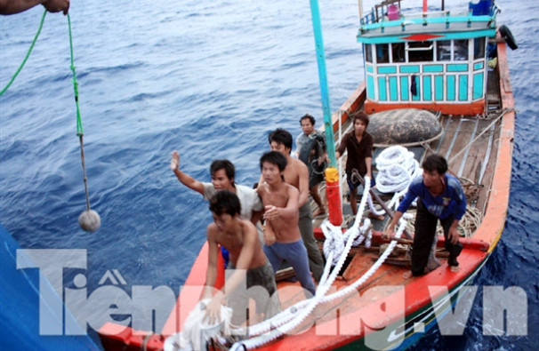 Chuẩn bị lai dắt tàu QNg 66478 TS