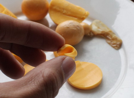 Trứng có độ đàn hồi, uốn cong như cao su. Trứng có độ đàn hồi, uốn cong như cao su