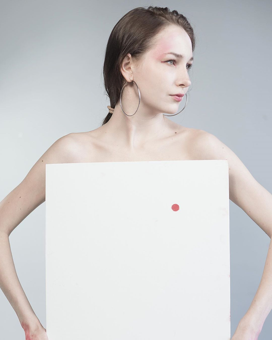 Nữ nghệ sĩ vẽ tranh bằng… ngực gây sửng sốt ảnh 1