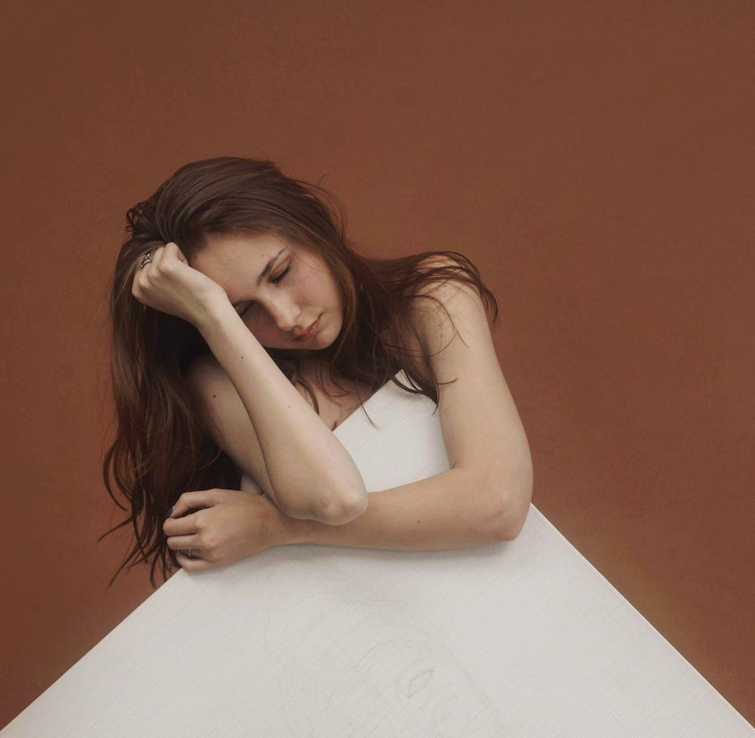 Nữ nghệ sĩ vẽ tranh bằng… ngực gây sửng sốt ảnh 2