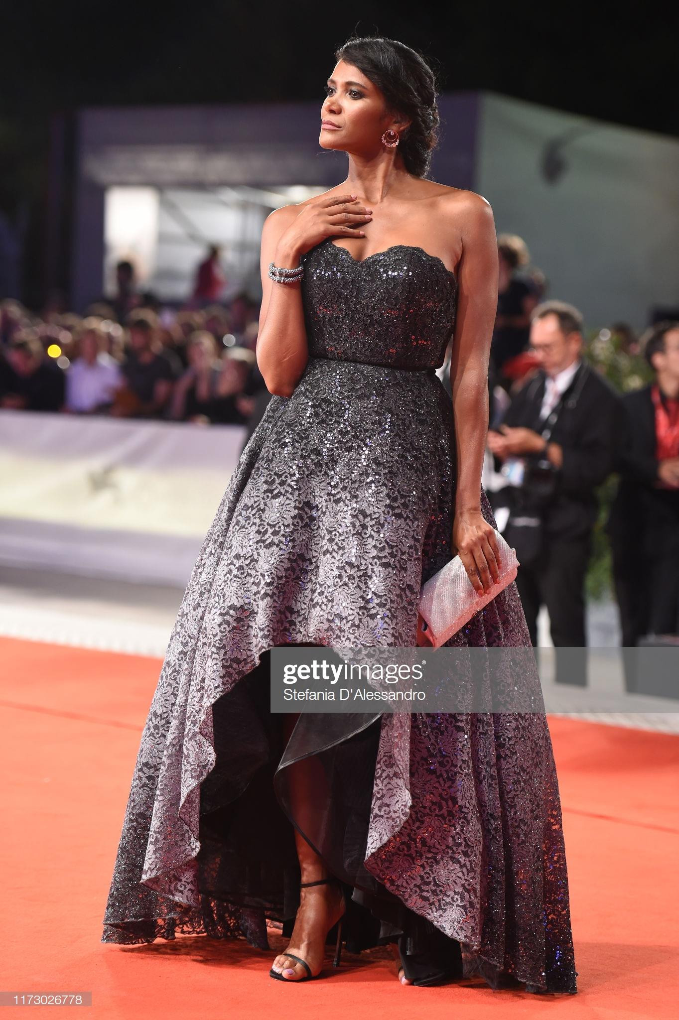 Thảm đỏ LHP Venice ngày cuối: Loạt mỹ nhân chuộng mốt ‘thả rông’ ảnh 3