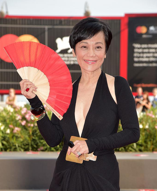 Sao U70 Trung Quốc mặc váy cổ sâu 'thả rông' vòng 1 ở LHP Venice ảnh 4