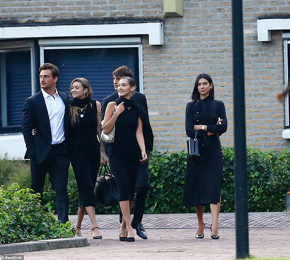 Chị em Hadid bị ‘ném đá’ vì cười tươi, ôm ấp bạn trai trong đám tang bà ngoại ảnh 3