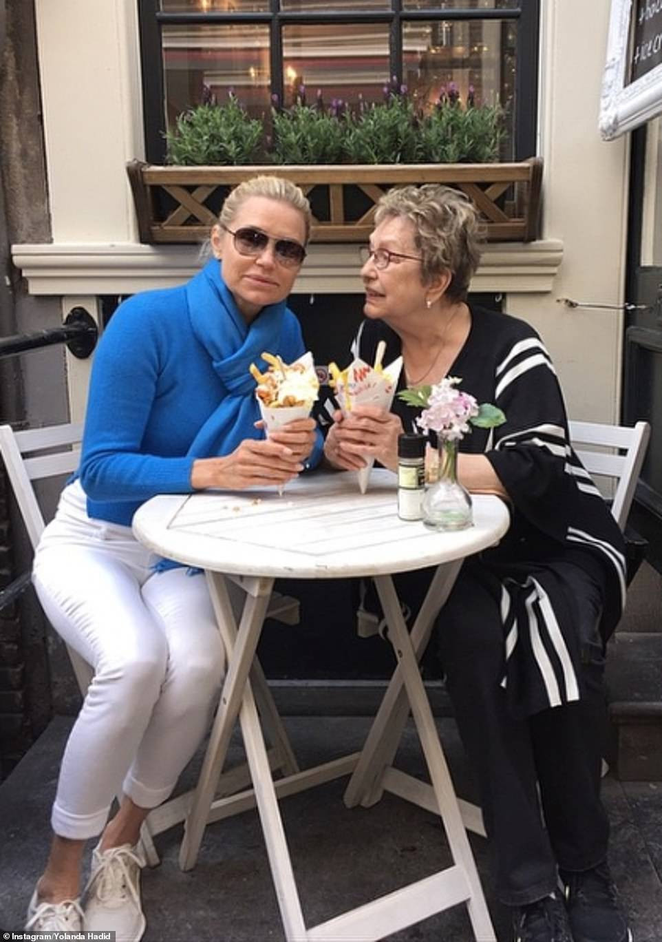 Chị em Hadid bị ‘ném đá’ vì cười tươi, ôm ấp bạn trai trong đám tang bà ngoại ảnh 6