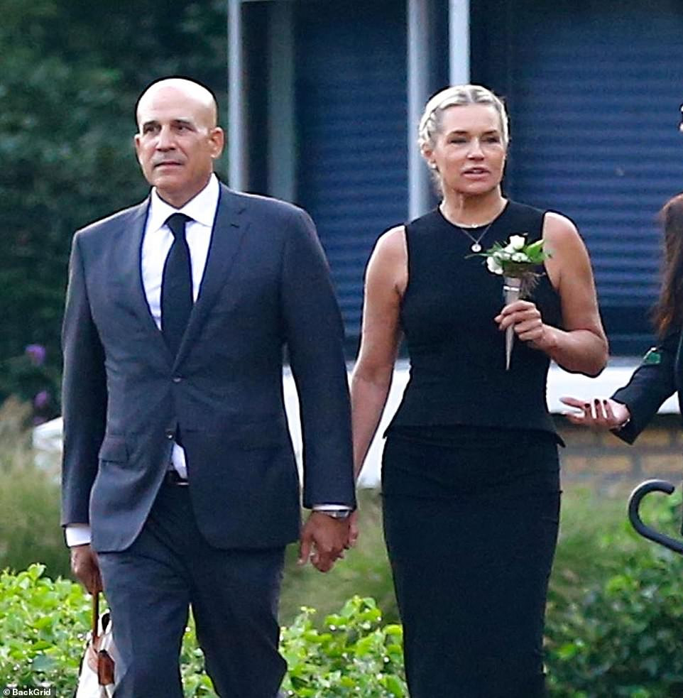 Chị em Hadid bị ‘ném đá’ vì cười tươi, ôm ấp bạn trai trong đám tang bà ngoại ảnh 5