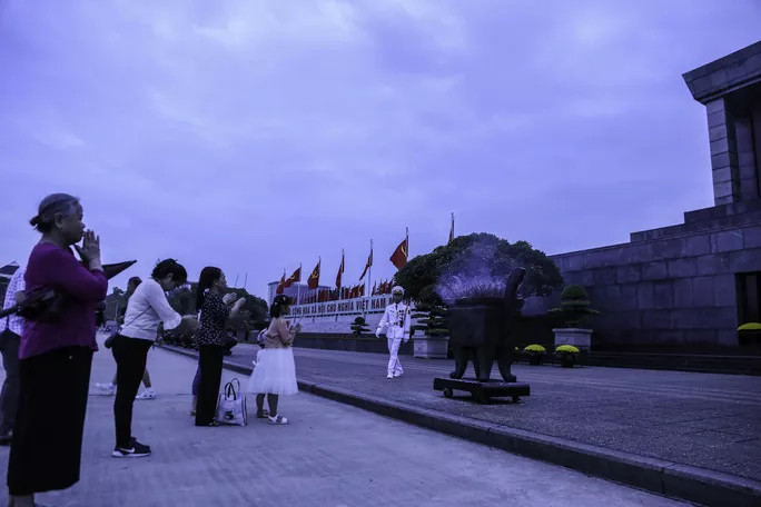 Ngàn người nghiêm trang dự lễ chào cờ ngày Quốc khánh trên Quảng trường Ba Đình ảnh 11