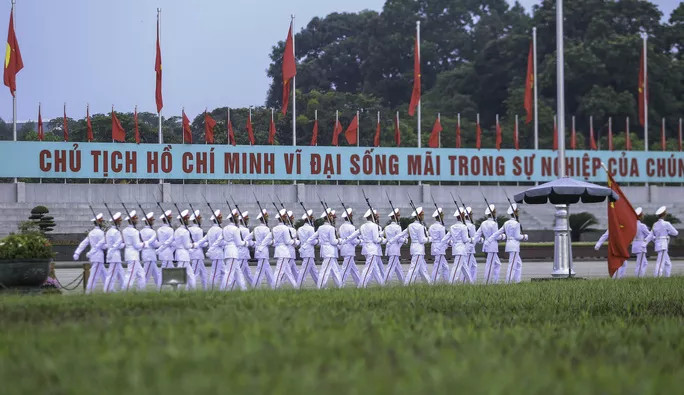 Ngàn người nghiêm trang dự lễ chào cờ ngày Quốc khánh trên Quảng trường Ba Đình ảnh 2