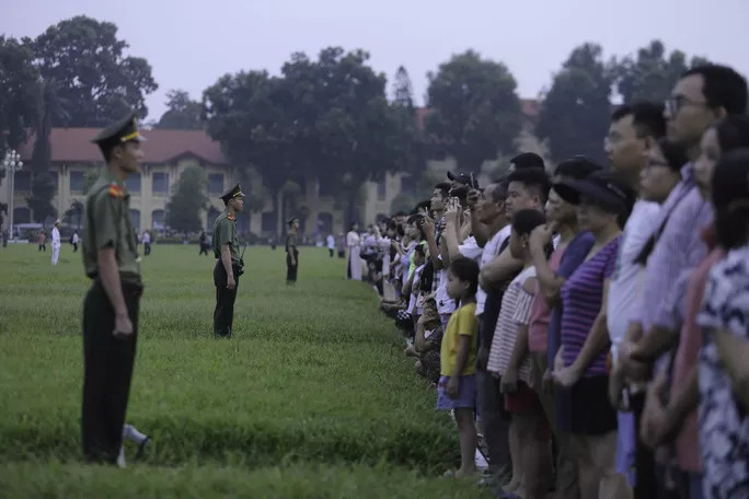 Ngàn người nghiêm trang dự lễ chào cờ ngày Quốc khánh trên Quảng trường Ba Đình ảnh 7
