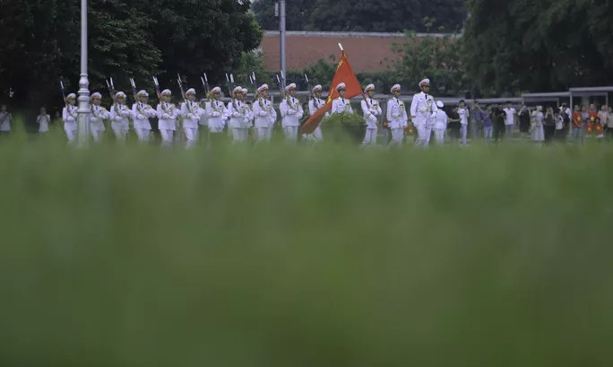 Ngàn người nghiêm trang dự lễ chào cờ ngày Quốc khánh trên Quảng trường Ba Đình ảnh 3