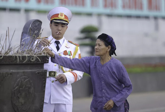 Ngàn người nghiêm trang dự lễ chào cờ ngày Quốc khánh trên Quảng trường Ba Đình ảnh 12
