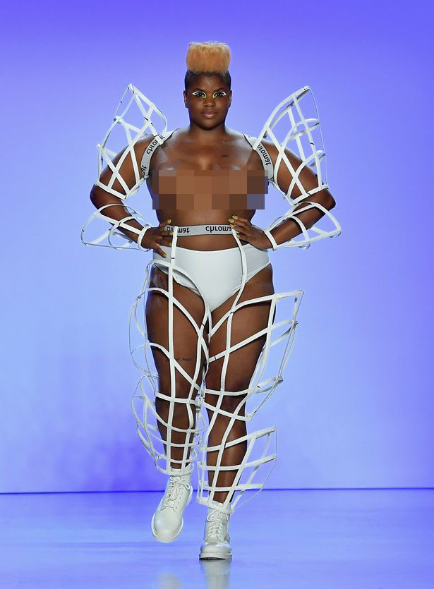 Người mẫu sống sót sau ung thư vú để ngực trần nguyên sẹo catwalk gây xúc động ảnh 1