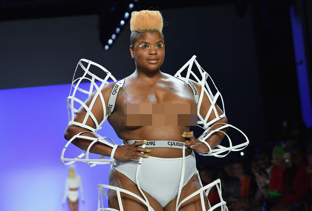 Người mẫu sống sót sau ung thư vú để ngực trần nguyên sẹo catwalk gây xúc động ảnh 2