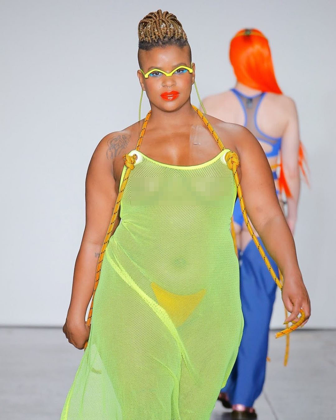 Người mẫu sống sót sau ung thư vú để ngực trần nguyên sẹo catwalk gây xúc động ảnh 3