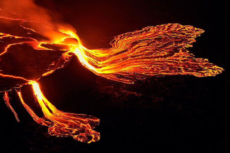 Thi thoảng, dung nham lại trào khỏi mặt hồ