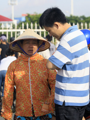 Trong lúc CĐV xếp hàng chờ mua vé, dân phe vé đã tích cực chào mời khách mua vé với mức giá được thổi lên gấp 2-3 lần. Trong lúc CĐV xếp hàng chờ mua vé, dân phe vé đã tích cực chào mời khách mua vé với mức giá được thổi lên gấp 2-3 lần