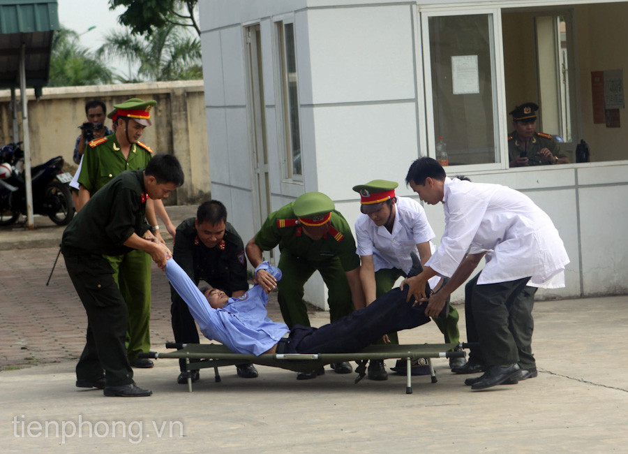 Cấp cứu người bị thương.