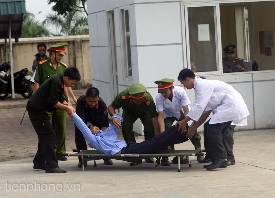 Cấp cứu người bị thương.