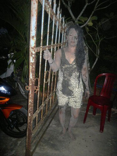 Hình ảnh bà Mai được cho là bị người nhà bà Lý nhấn xuống hố phân bò vào đêm 2/12. Hình ảnh bà Mai được cho là bị người nhà bà Lý nhấn xuống hố phân bò vào đêm 2/12