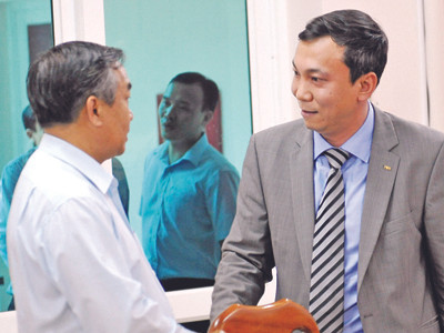 Ông Trần Quốc Tuấn (phải) không có đối thủ trong cuộc đua trở lại ghế TTK VFF?. Ảnh: Quang Thắng