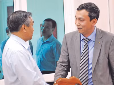 Ông Trần Quốc Tuấn (phải) không có đối thủ trong cuộc đua trở lại ghế TTK VFF?. Ảnh: Quang Thắng