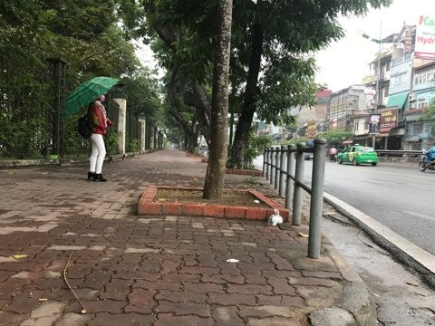 Tranh cãi xung quanh việc lắp barie trên vỉa hè Hà Nội ảnh 2