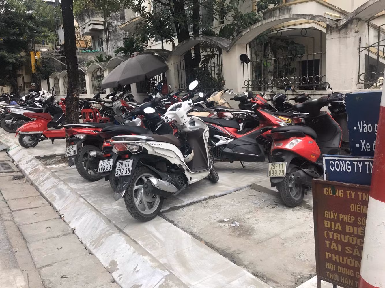 Bạn đọc phản đối lát vỉa hè theo phong trào ảnh 1