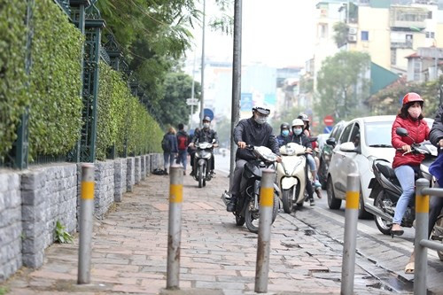 Tranh cãi xung quanh việc lắp barie trên vỉa hè Hà Nội ảnh 1