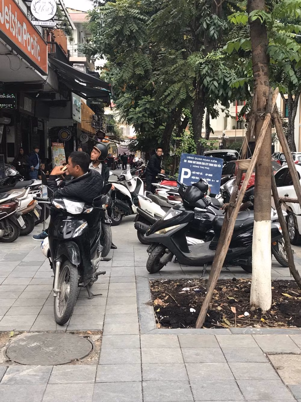 Bạn đọc phản đối lát vỉa hè theo phong trào ảnh 2