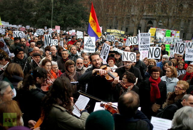 Cuộc biểu tình còn nhằm mục đích phản đối việc chính phủ Tây Ban Nha cắt giảm chi tiêu trong ngành y tế. Cuộc biểu tình còn nhằm mục đích phản đối việc chính phủ Tây Ban Nha cắt giảm chi tiêu trong ngành y tế