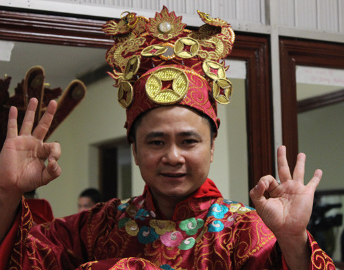 Nghệ sỹ Tự Long trong hậu trường chương trình Táo Quân 2013