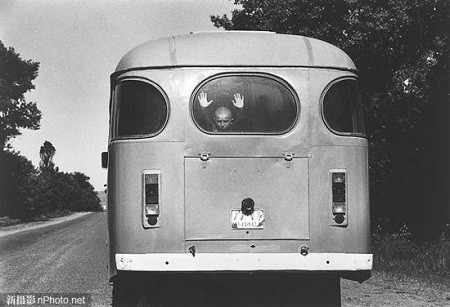 1995: Một cậu bé nhìn qua tấm kính hậu của chiếc xe bus chật kín người tị nạn sơ tán khỏi ngôi làng Shali, Checknya – nơi đang diễn ra cuộc xung đột giữa những tay súng Chechnya và binh lính Nga