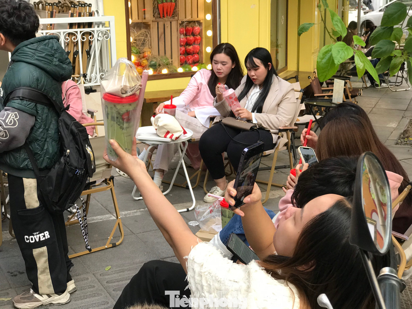 Giới trẻ thích thú check-in cùng loại trà sữa từ Thái Lan. Ảnh: Trần An. Giới trẻ thích thú check-in cùng loại trà sữa từ Thái Lan. Ảnh: Trần An.