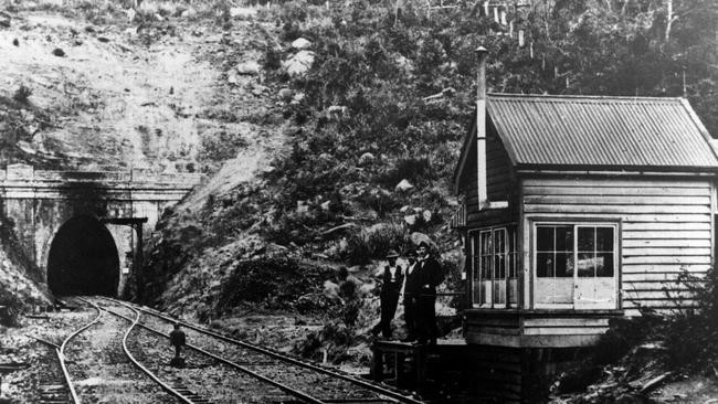 Đường hầm Helensburgh Glow Worm có từ năm 1889. Đường hầm Helensburgh Glow Worm có từ năm 1889.