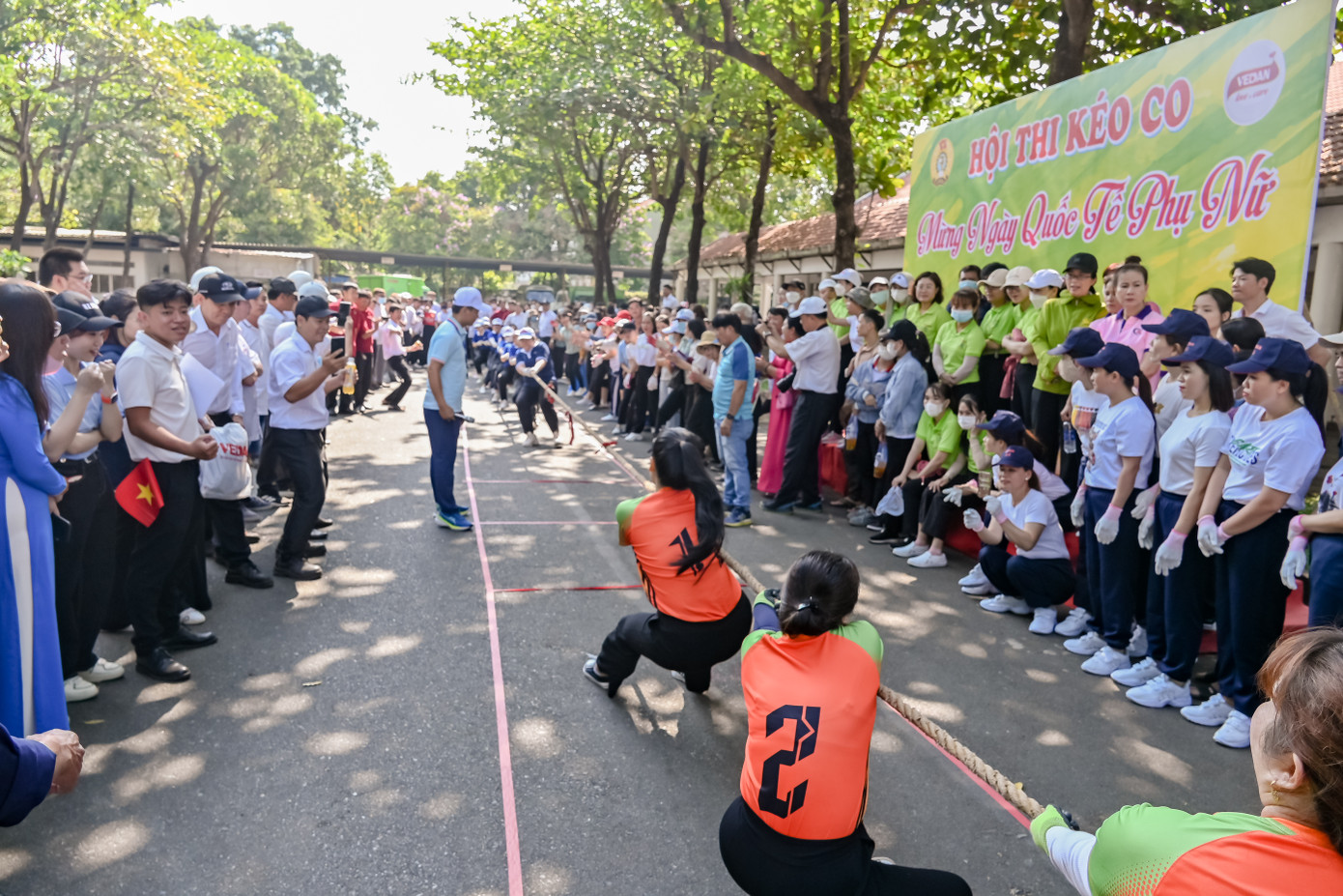 Hình ảnh các đội tham gia thi kéo co.
