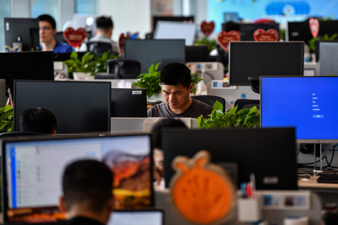 Người lao động tại Trung Quốc có thể được trả thêm tiền nếu phải trả lời tin nhắn, xử lý công việc sau giờ làm. Ảnh: Theo South China Morning Post.