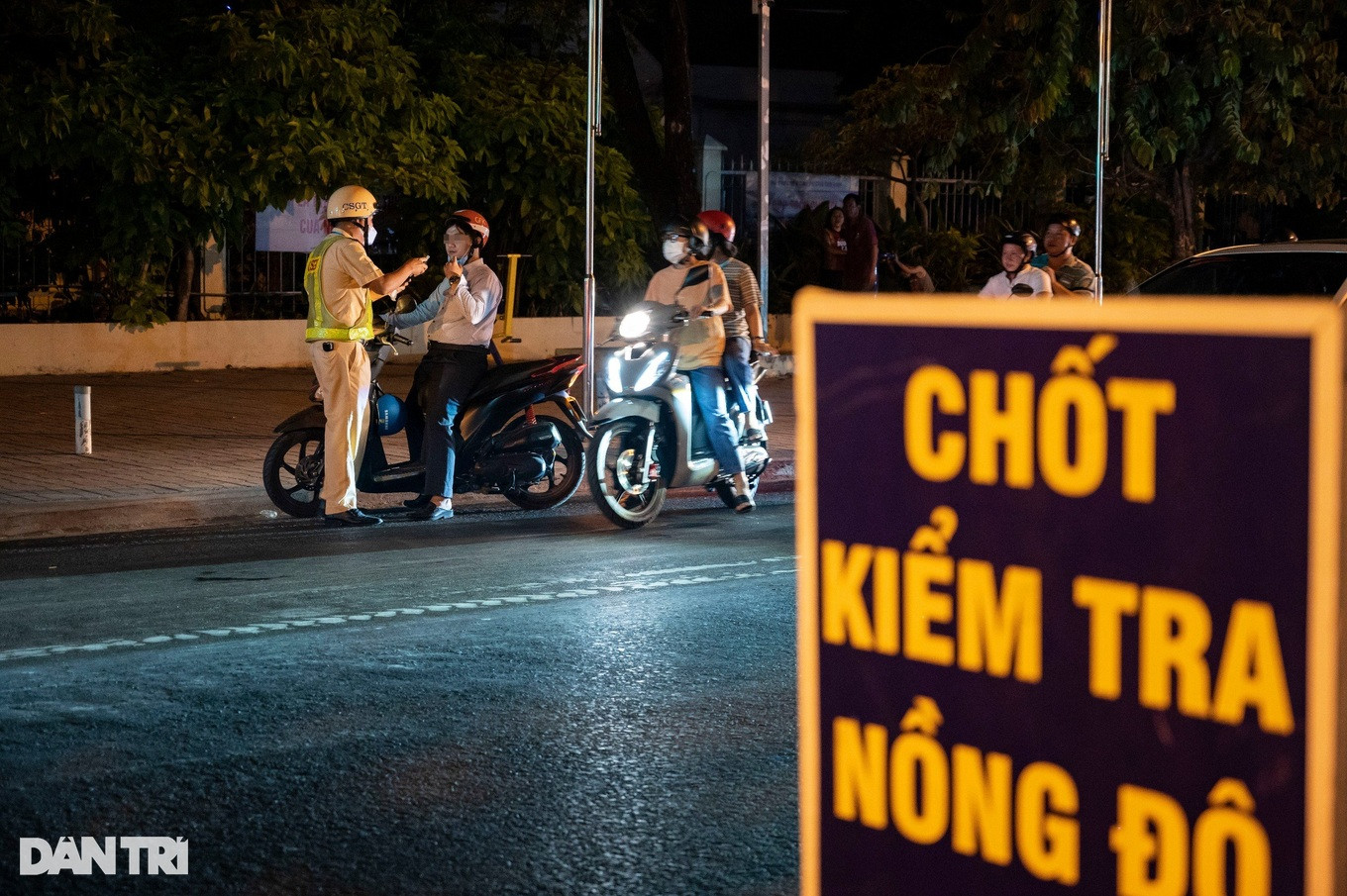 Tổ công tác kiểm tra nồng độ cồn ngẫu nhiên đối với tài xế (Ảnh: Hoàng Hướng). Tổ công tác kiểm tra nồng độ cồn ngẫu nhiên đối với tài xế (Ảnh: Hoàng Hướng).