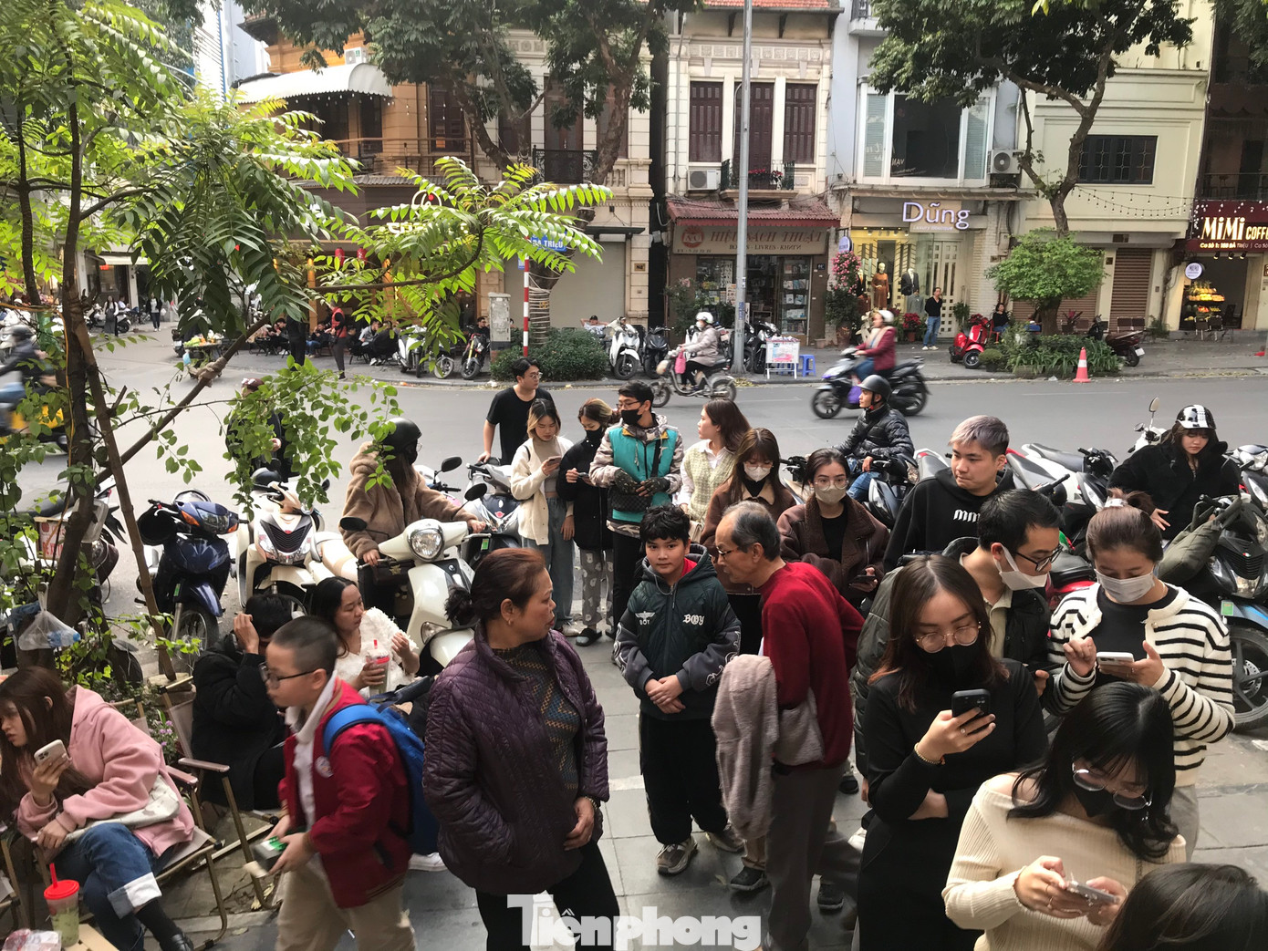 Dòng người xếp hàng "đu trend" loại trà sữa mới du nhập. Ảnh: Trần An. Dòng người xếp hàng "đu trend" loại trà sữa mới du nhập. Ảnh: Trần An.