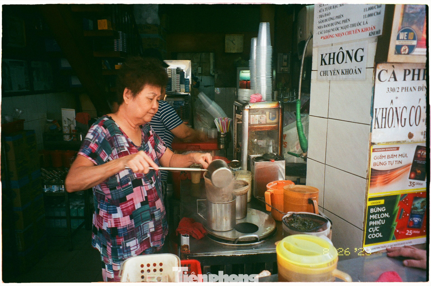 Cách pha chế cà phê của cửa hàng hết sức độc đáo. Ảnh: Trần An.