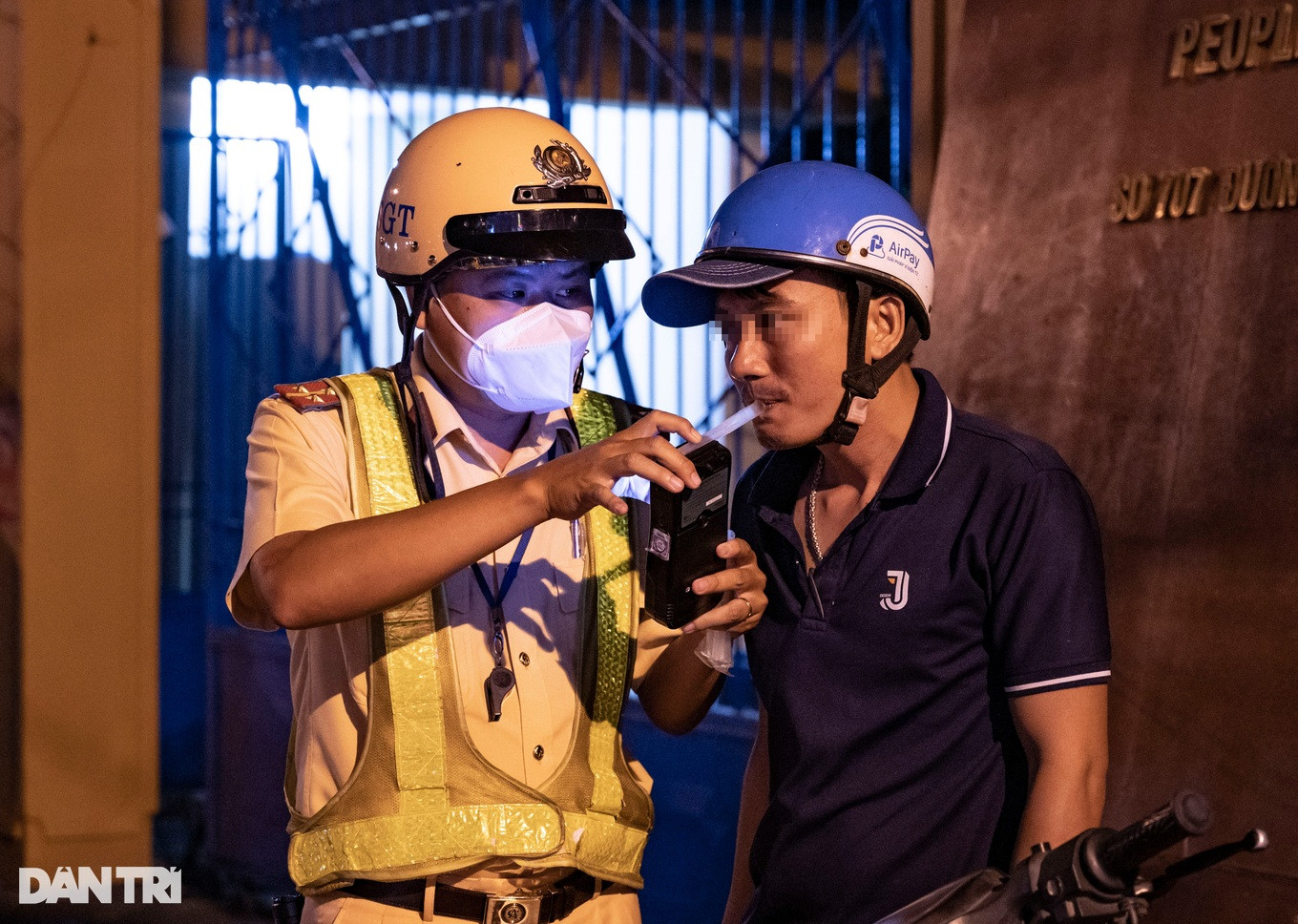 CSGT kiểm tra nồng độ cồn đối với anh T.V.H. (Ảnh: Hoàng Hướng). CSGT kiểm tra nồng độ cồn đối với anh T.V.H. (Ảnh: Hoàng Hướng).