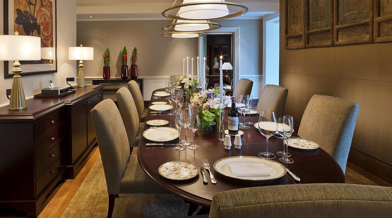 Biệt thự sở hữu phòng ăn xa hoa, bàn ăn rộng đủ phục vụ lên tới 8 người, đi kèm nhiều khu vực sinh hoạt chung rộng rãi, vòi sen ngoài trời và sân hiên lớn.