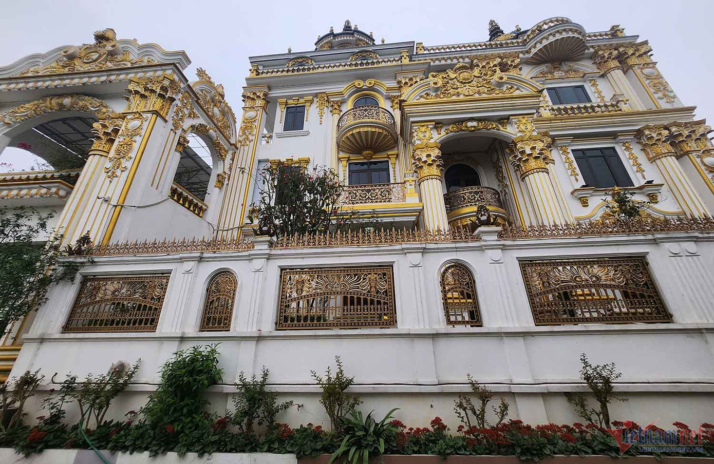 Hai toà lâu đài nằm sát nhau.