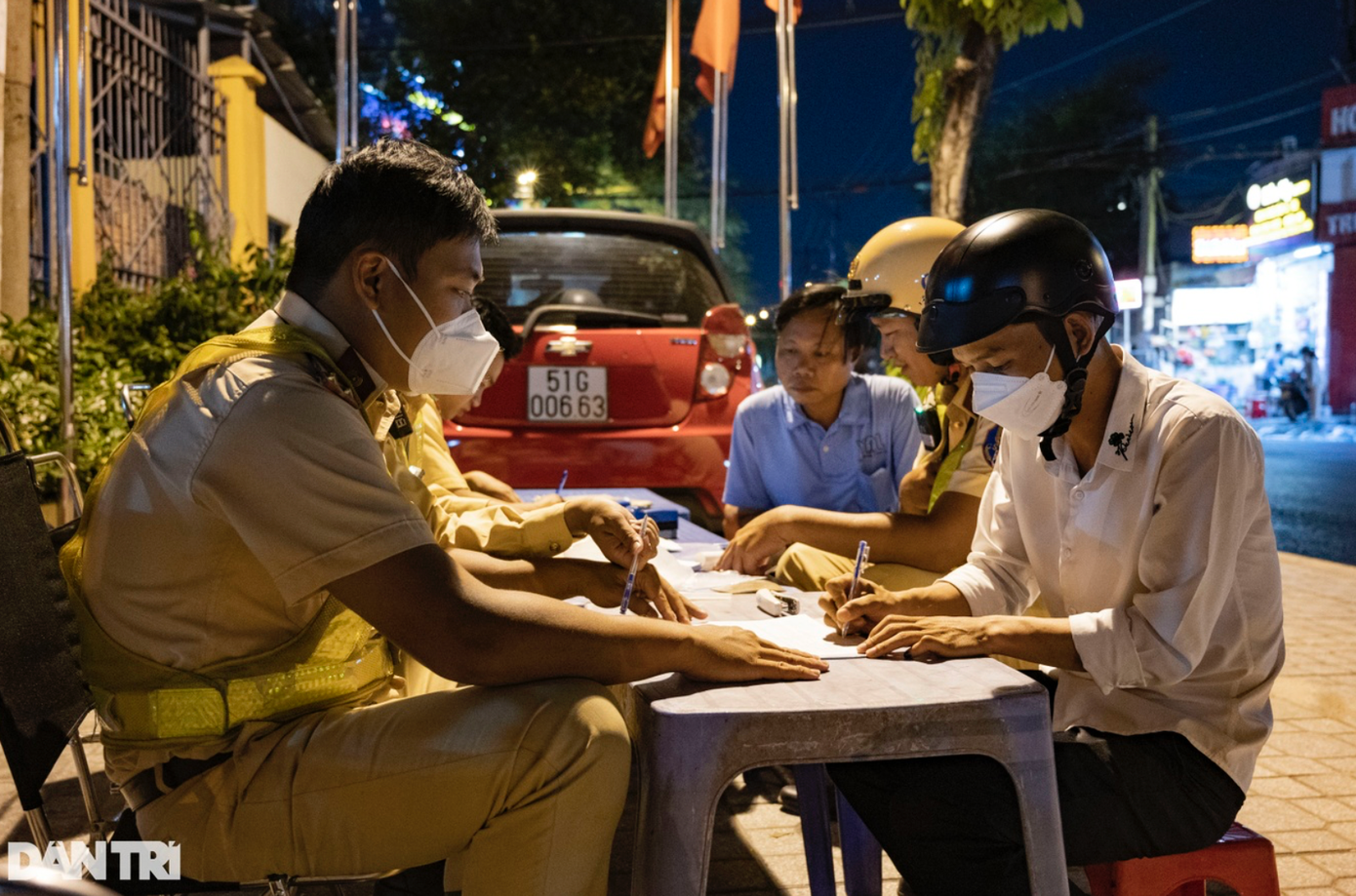 Nhiều trường hợp vi phạm kịch khung bị CSGT lập biên bản (Ảnh: Hoàng Hướng). Nhiều trường hợp vi phạm kịch khung bị CSGT lập biên bản (Ảnh: Hoàng Hướng).