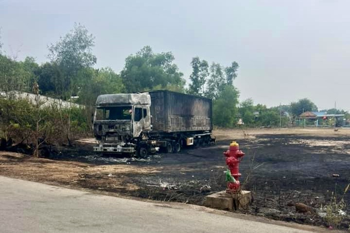 Xe container bị cháy rụi hoàn toàn. Ảnh: Huy Hoàng. Xe container bị cháy rụi hoàn toàn. Ảnh: Huy Hoàng.