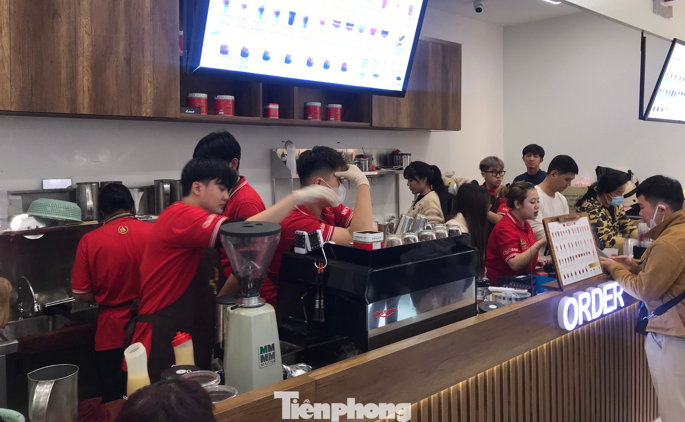 Cửa hàng huy động thêm nhiều lao động thời vụ vì quá đông khách. Ảnh: Trần An. Cửa hàng huy động thêm nhiều lao động thời vụ vì quá đông khách. Ảnh: Trần An.