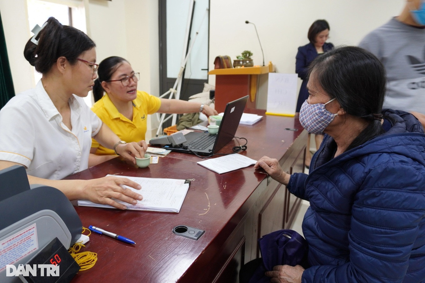 Người dân nhận lương hưu hằng tháng. (Ảnh: Hoa Lê).