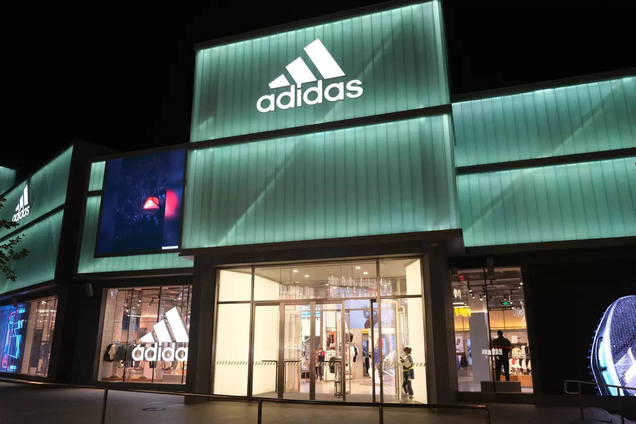 Adidas đang tìm cách xả hàng tồn kho.
